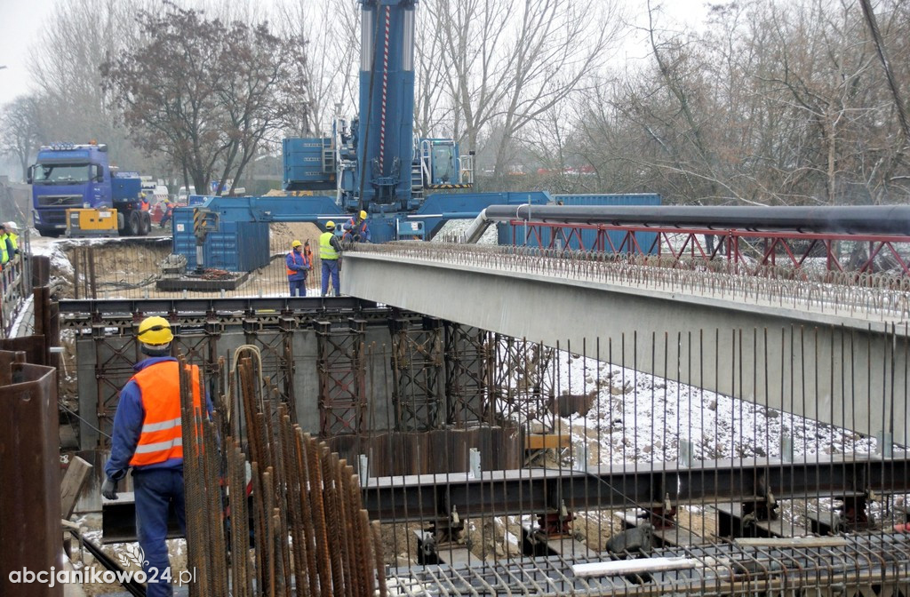 Umieszczanie elementów nośnych mostu