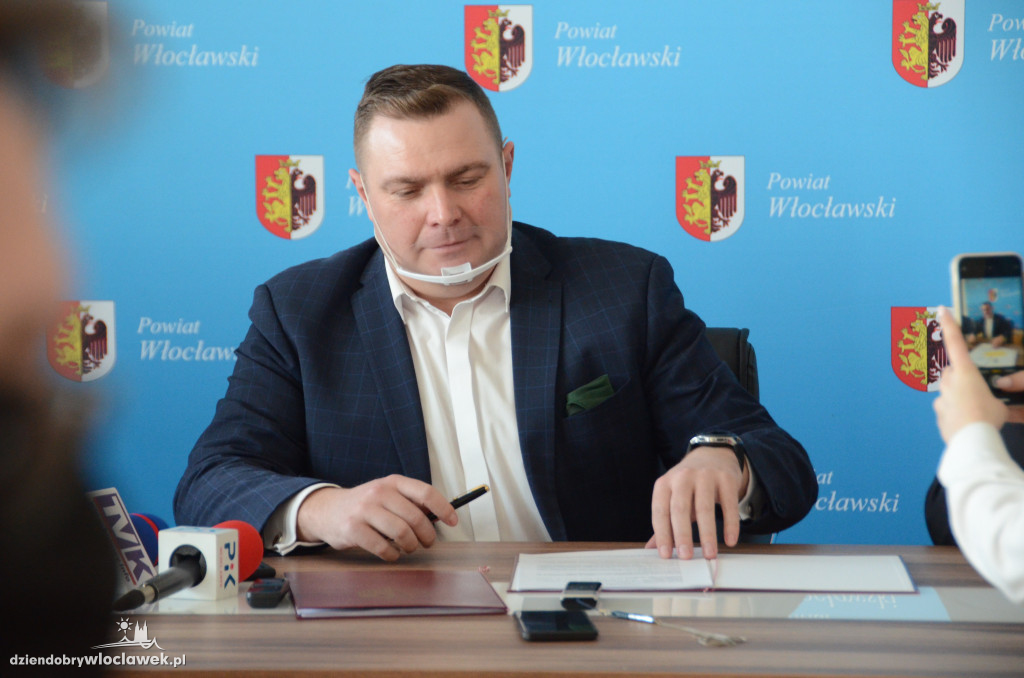 Kolejna droga do przebudowy! Starosta podpisał umowę