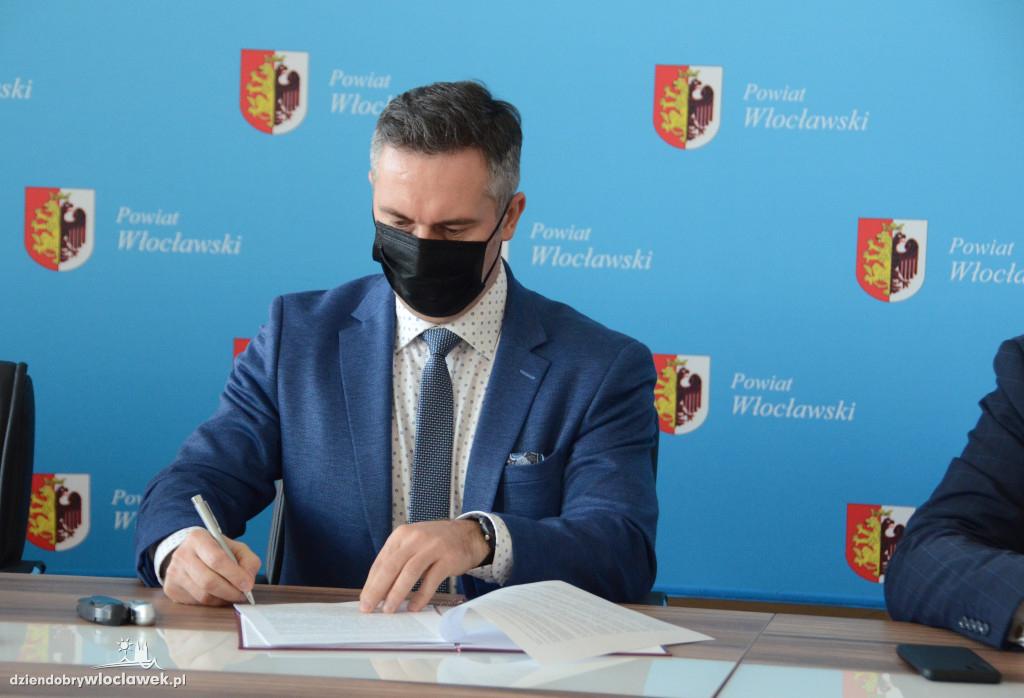 Kolejna droga do przebudowy! Starosta podpisał umowę