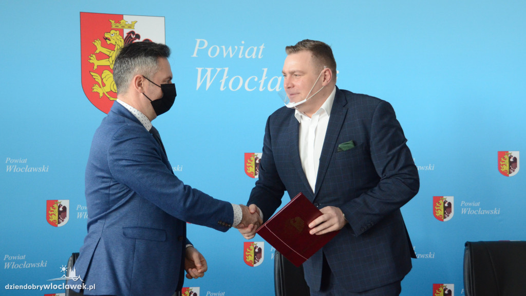 Kolejna droga do przebudowy! Starosta podpisał umowę