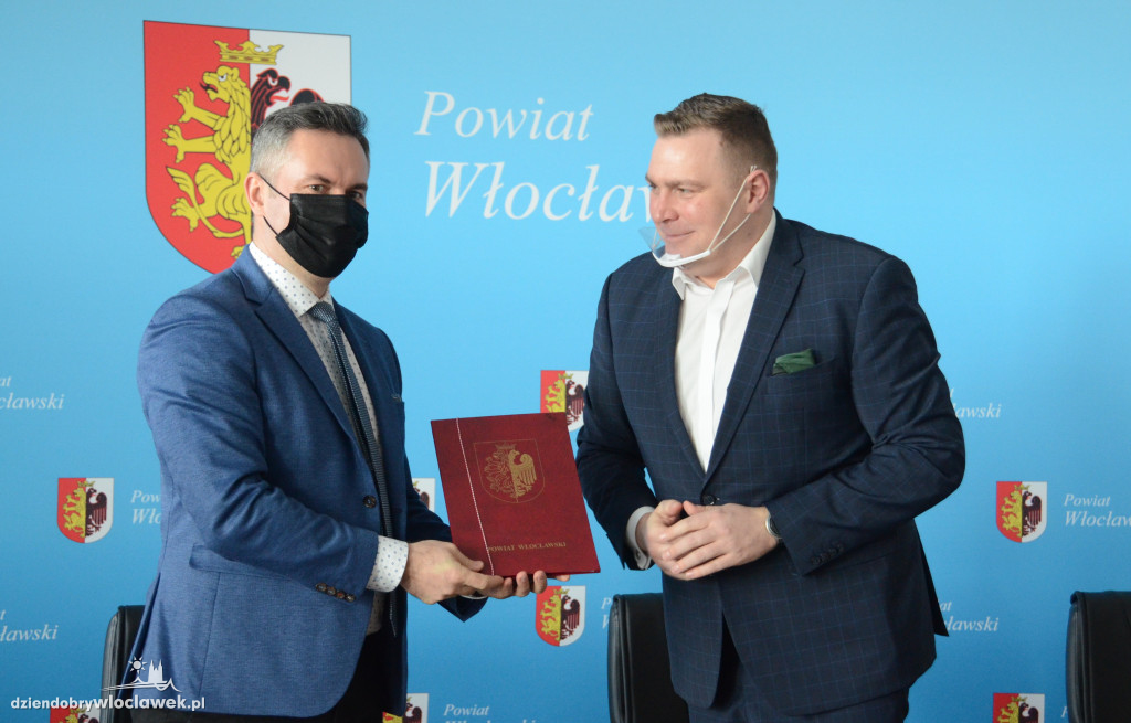 Kolejna droga do przebudowy! Starosta podpisał umowę
