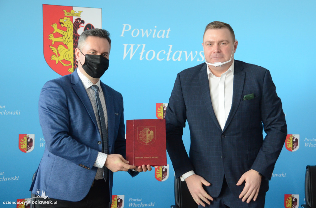 Kolejna droga do przebudowy! Starosta podpisał umowę