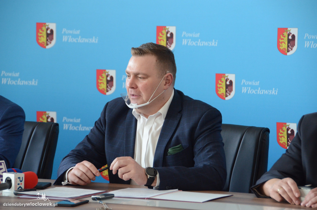 Kolejna droga do przebudowy! Starosta podpisał umowę
