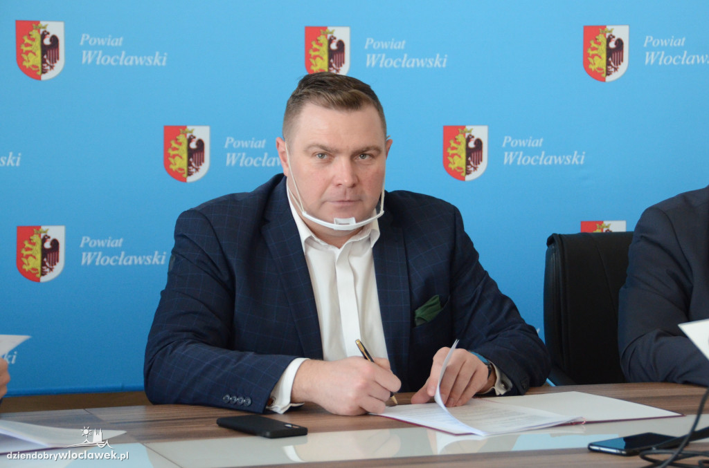 Kolejna droga do przebudowy! Starosta podpisał umowę