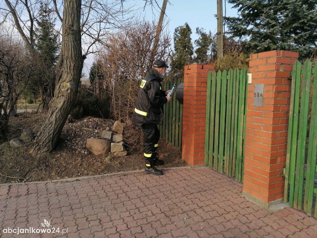 Strażacy dostarczają ulotki propagujące wiedzę na temat profilaktyki i szczepień przeciw COVID-19