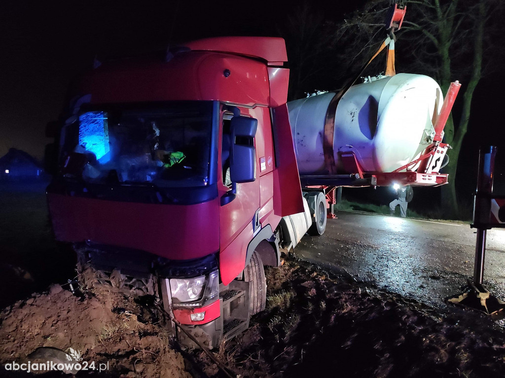  Ludzisko. Samochód ciężarowy z naczepą wypadł z jezdni i trafił do rowu [ZDJĘCIA]