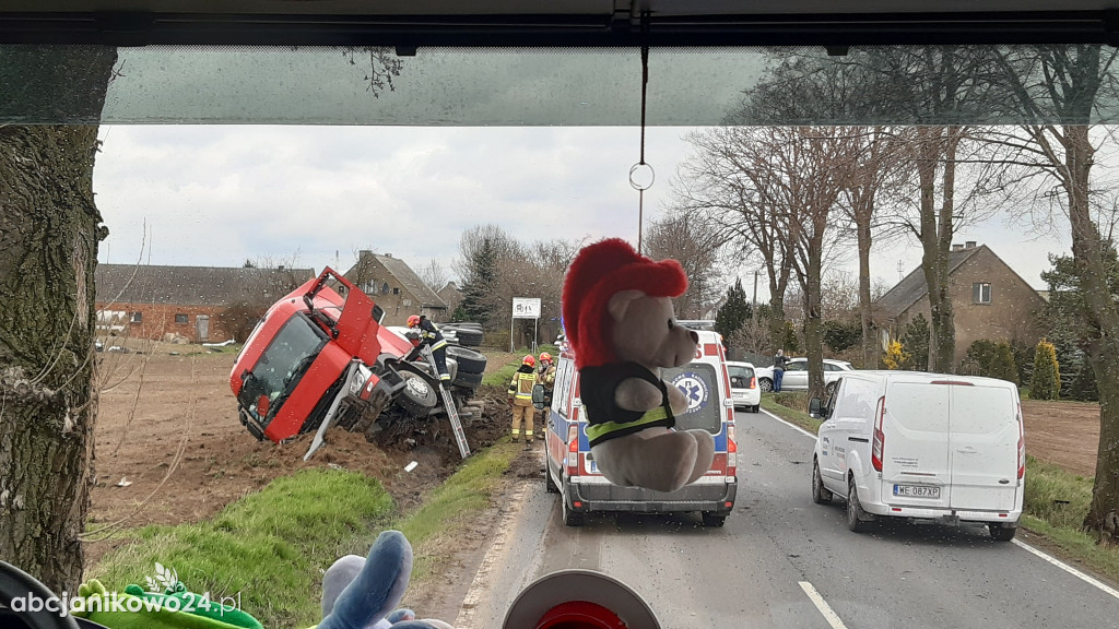  Ludzisko. Samochód ciężarowy z naczepą wypadł z jezdni i trafił do rowu [ZDJĘCIA]