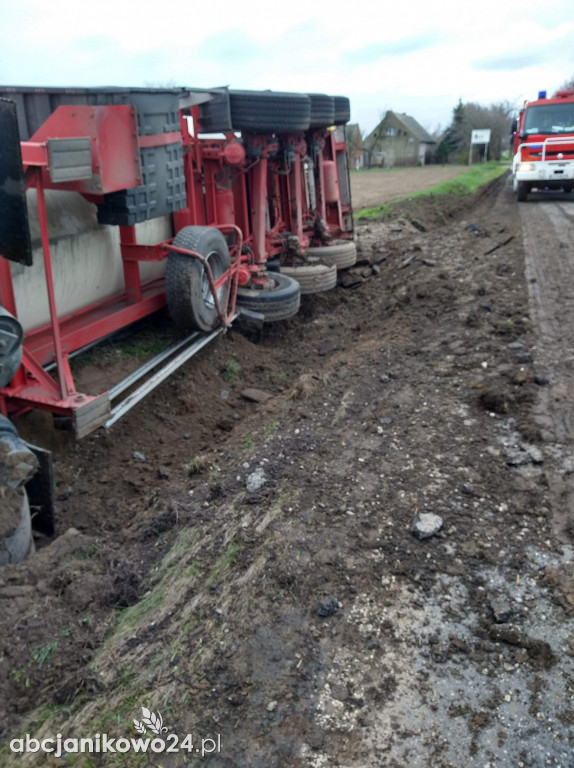  Ludzisko. Samochód ciężarowy z naczepą wypadł z jezdni i trafił do rowu [ZDJĘCIA]