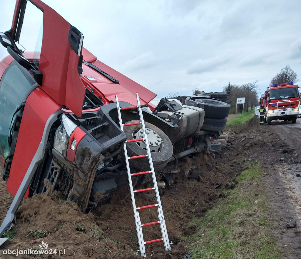  Ludzisko. Samochód ciężarowy z naczepą wypadł z jezdni i trafił do rowu [ZDJĘCIA]