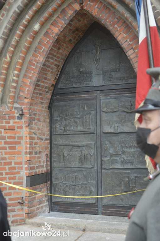 Inowrocław: wotum za niepodległość. Jubileuszowe drzwi poświęcone [ZDJĘCIA]