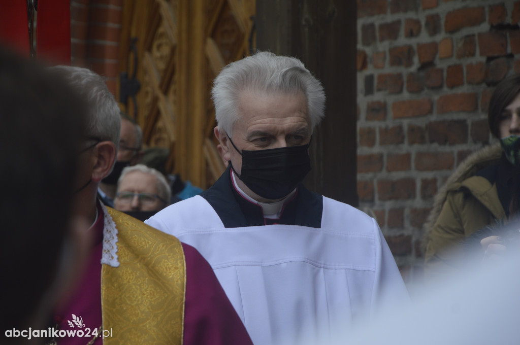 Inowrocław: wotum za niepodległość. Jubileuszowe drzwi poświęcone [ZDJĘCIA]