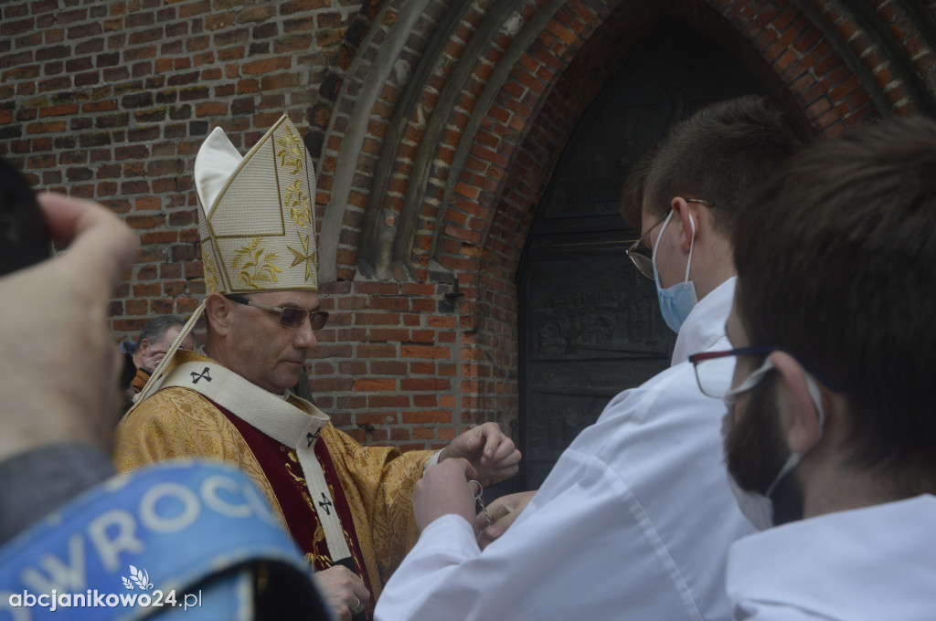 Inowrocław: wotum za niepodległość. Jubileuszowe drzwi poświęcone [ZDJĘCIA]