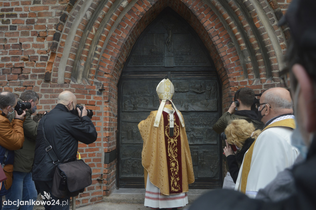 Inowrocław: wotum za niepodległość. Jubileuszowe drzwi poświęcone [ZDJĘCIA]