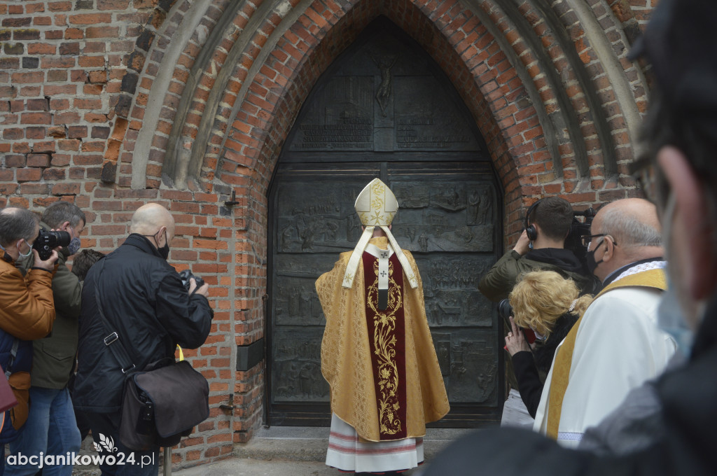 Inowrocław: wotum za niepodległość. Jubileuszowe drzwi poświęcone [ZDJĘCIA]