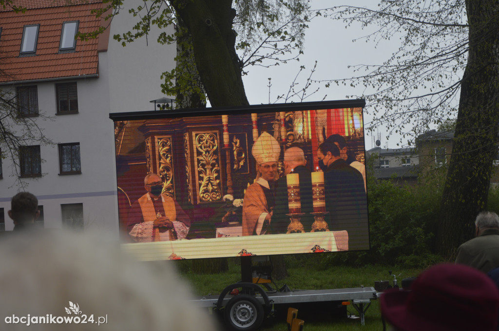 Inowrocław: wotum za niepodległość. Jubileuszowe drzwi poświęcone [ZDJĘCIA]