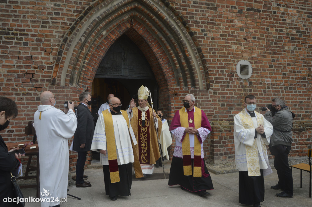 Inowrocław: wotum za niepodległość. Jubileuszowe drzwi poświęcone [ZDJĘCIA]
