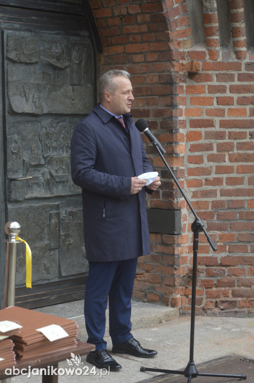 Inowrocław: wotum za niepodległość. Jubileuszowe drzwi poświęcone [ZDJĘCIA]