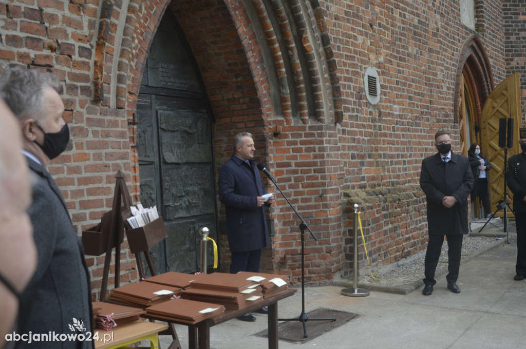 Inowrocław: wotum za niepodległość. Jubileuszowe drzwi poświęcone [ZDJĘCIA]