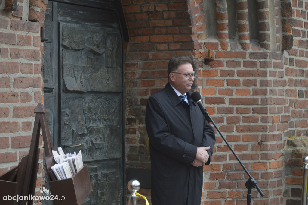 Inowrocław: wotum za niepodległość. Jubileuszowe drzwi poświęcone [ZDJĘCIA]