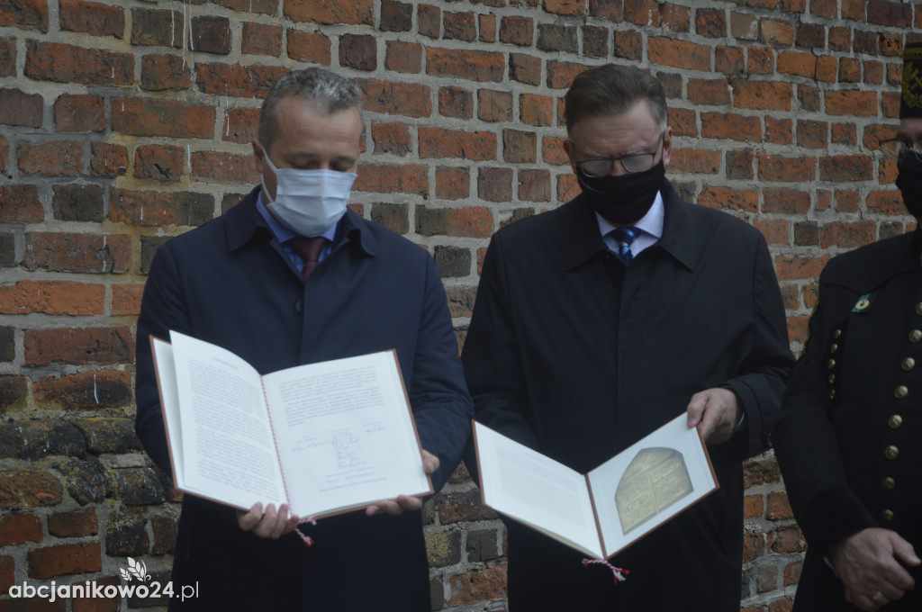 Inowrocław: wotum za niepodległość. Jubileuszowe drzwi poświęcone [ZDJĘCIA]