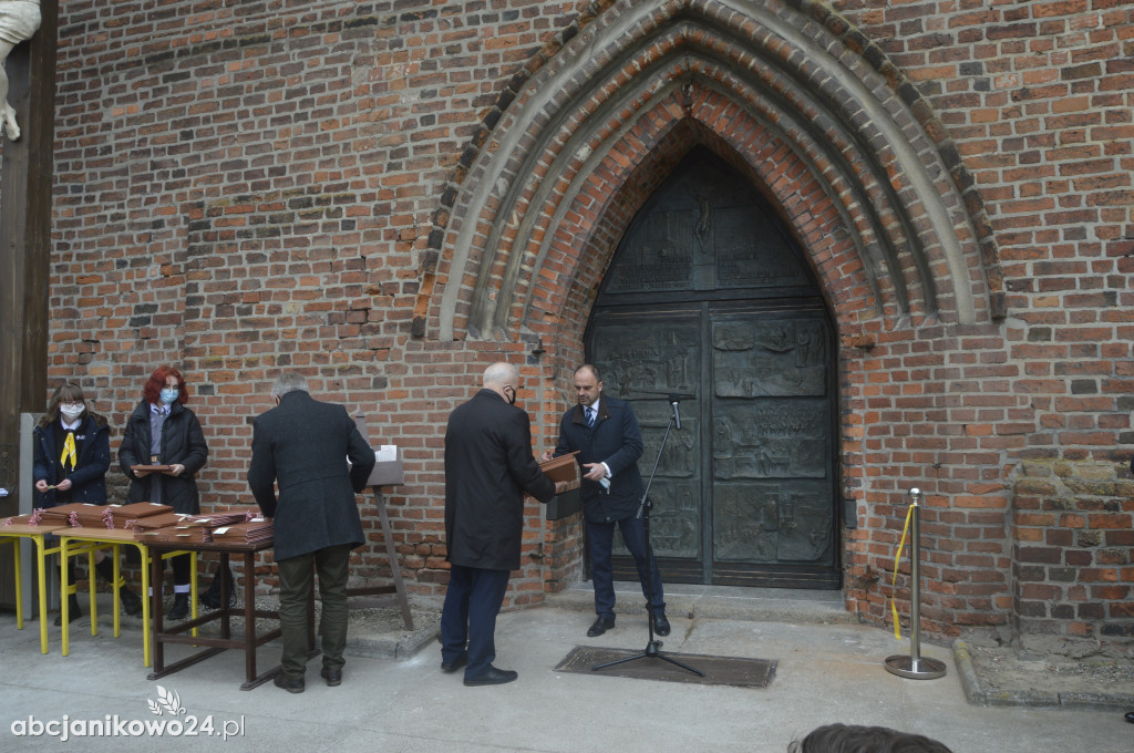 Inowrocław: wotum za niepodległość. Jubileuszowe drzwi poświęcone [ZDJĘCIA]