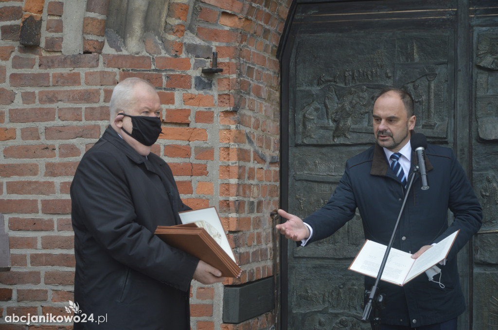 Inowrocław: wotum za niepodległość. Jubileuszowe drzwi poświęcone [ZDJĘCIA]