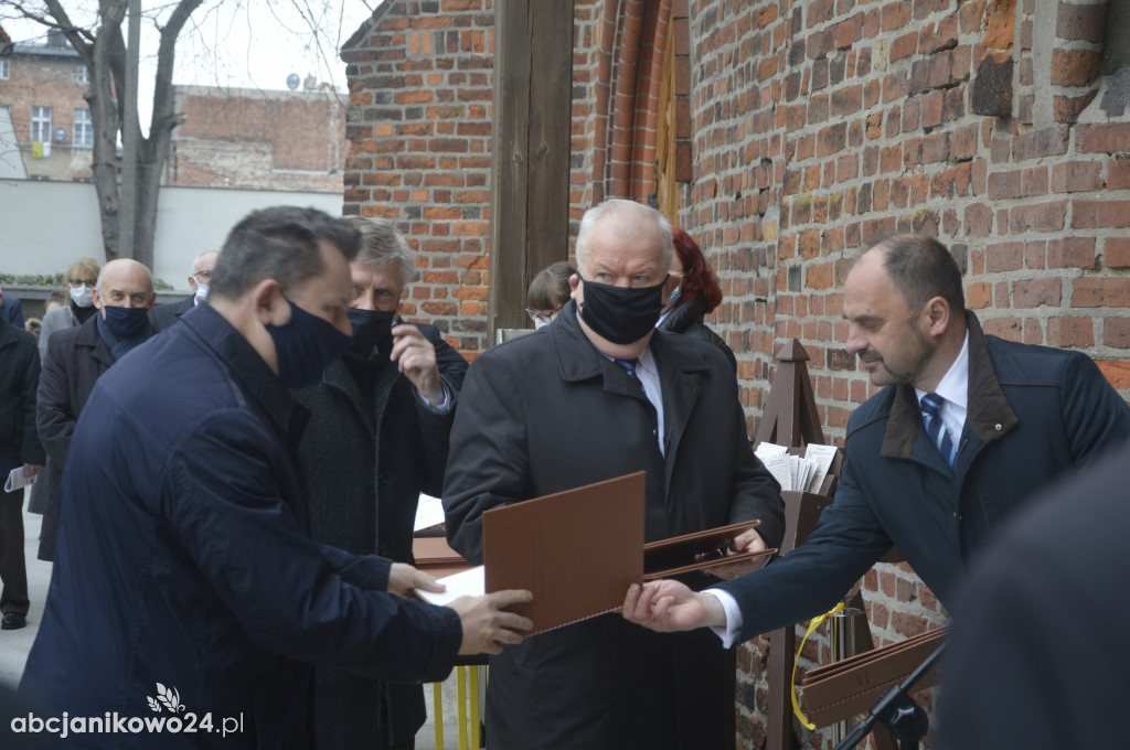Inowrocław: wotum za niepodległość. Jubileuszowe drzwi poświęcone [ZDJĘCIA]
