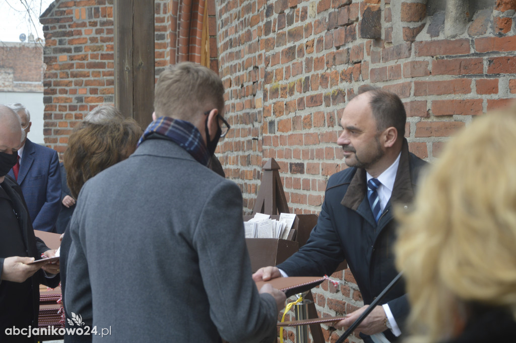 Inowrocław: wotum za niepodległość. Jubileuszowe drzwi poświęcone [ZDJĘCIA]