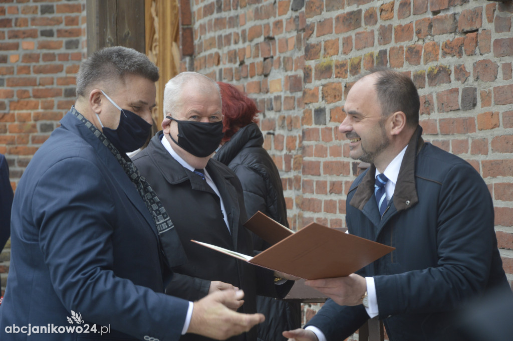 Inowrocław: wotum za niepodległość. Jubileuszowe drzwi poświęcone [ZDJĘCIA]