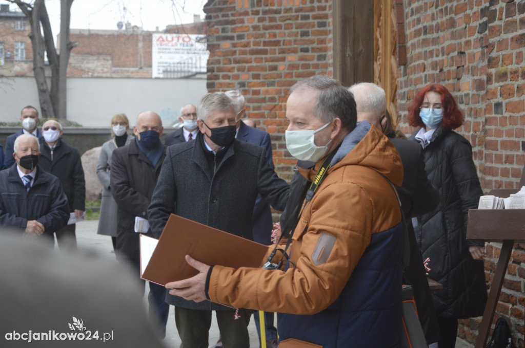 Inowrocław: wotum za niepodległość. Jubileuszowe drzwi poświęcone [ZDJĘCIA]