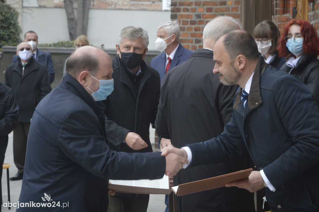 Inowrocław: wotum za niepodległość. Jubileuszowe drzwi poświęcone [ZDJĘCIA]