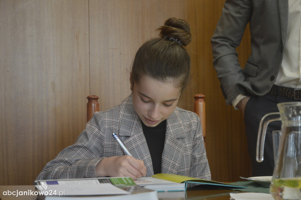 W Urzędzie Miejskim w Janikowie nagrodzili Jagodę Łaganowską