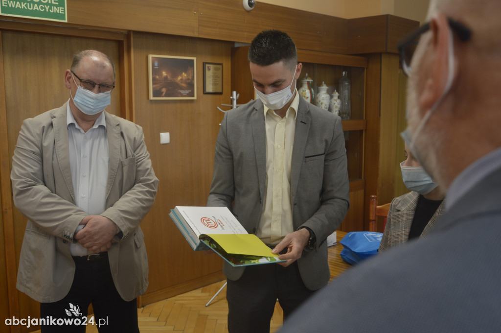 W Urzędzie Miejskim w Janikowie nagrodzili Jagodę Łaganowską