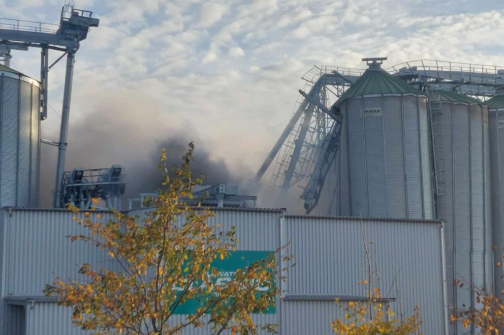 Pożar na terenie jednej z janikowskich firm. Zawalił się silos [ZDJĘCIA]