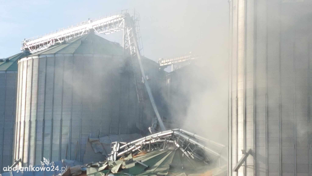 Pożar na terenie jednej z janikowskich firm. Zawalił się silos [ZDJĘCIA]