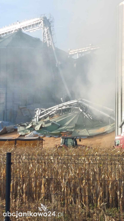 Pożar na terenie jednej z janikowskich firm. Zawalił się silos [ZDJĘCIA]