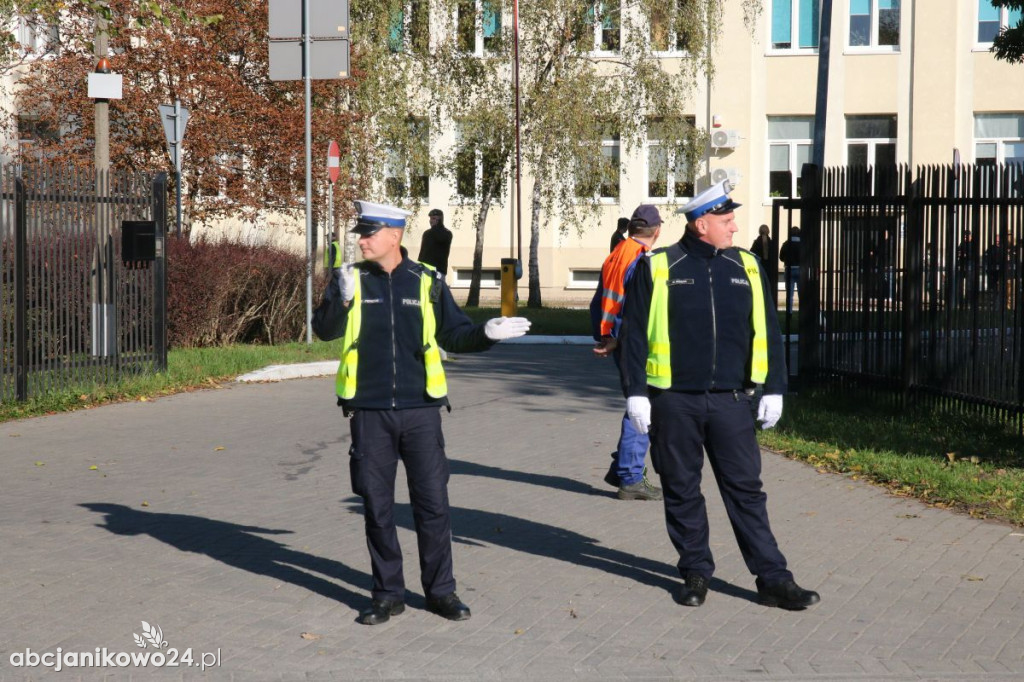 Niebezpieczny przedmiot przy budynku Starostwa Powiatowego