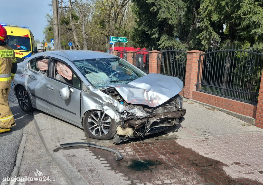 W Pakości doszło do groźnego wypadku drogowego z trzema pojazdami