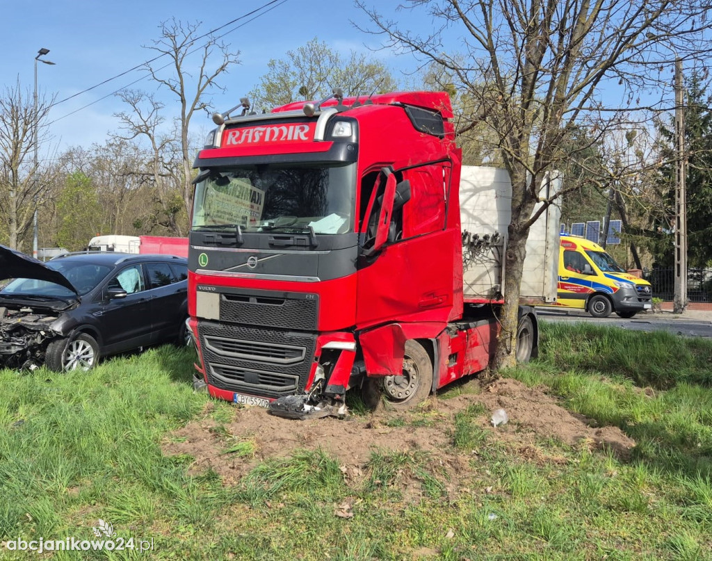 W Pakości doszło do groźnego wypadku drogowego z trzema pojazdami