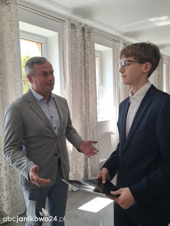 Stypendia za osiągnięcia artystyczne, sportowe i naukowe wręczone w Janikowie