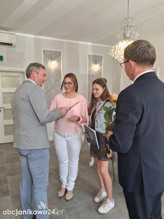 Stypendia za osiągnięcia artystyczne, sportowe i naukowe wręczone w Janikowie