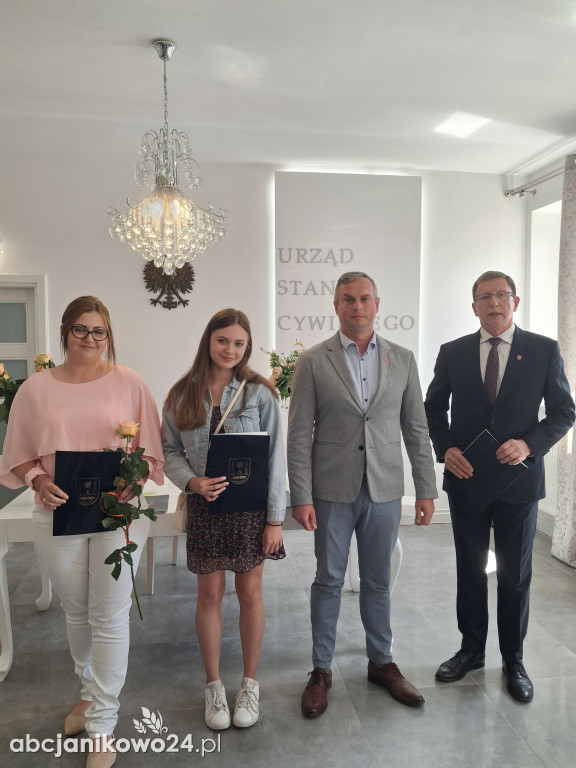 Stypendia za osiągnięcia artystyczne, sportowe i naukowe wręczone w Janikowie