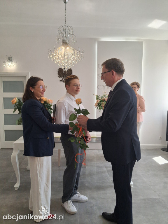 Stypendia za osiągnięcia artystyczne, sportowe i naukowe wręczone w Janikowie