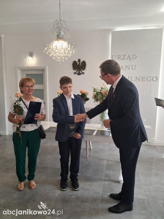 Stypendia za osiągnięcia artystyczne, sportowe i naukowe wręczone w Janikowie
