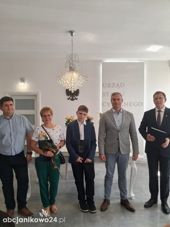 Stypendia za osiągnięcia artystyczne, sportowe i naukowe wręczone w Janikowie
