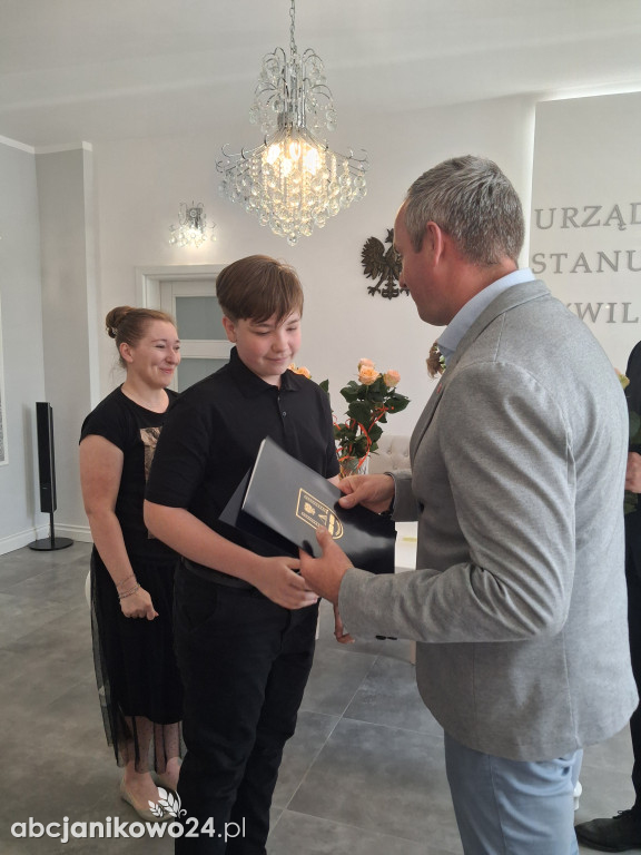 Stypendia za osiągnięcia artystyczne, sportowe i naukowe wręczone w Janikowie