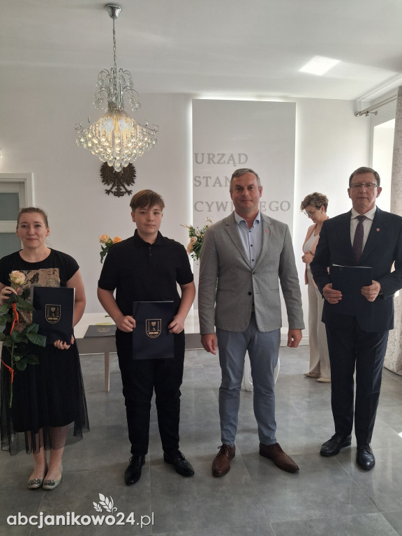 Stypendia za osiągnięcia artystyczne, sportowe i naukowe wręczone w Janikowie