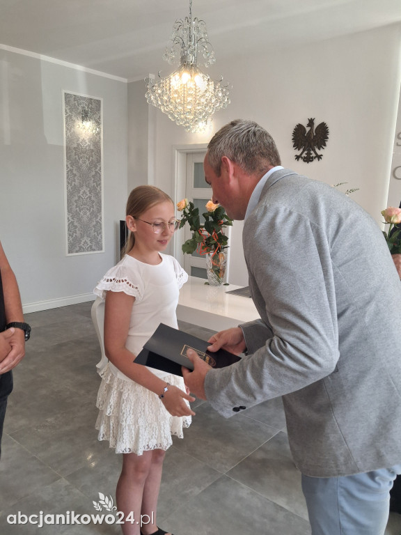 Stypendia za osiągnięcia artystyczne, sportowe i naukowe wręczone w Janikowie