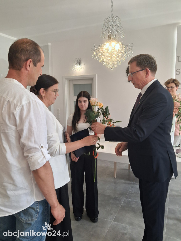 Stypendia za osiągnięcia artystyczne, sportowe i naukowe wręczone w Janikowie