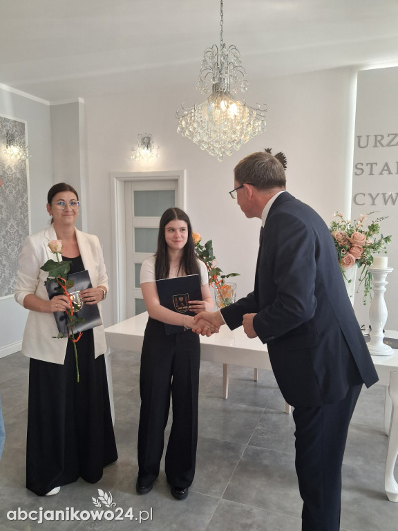 Stypendia za osiągnięcia artystyczne, sportowe i naukowe wręczone w Janikowie